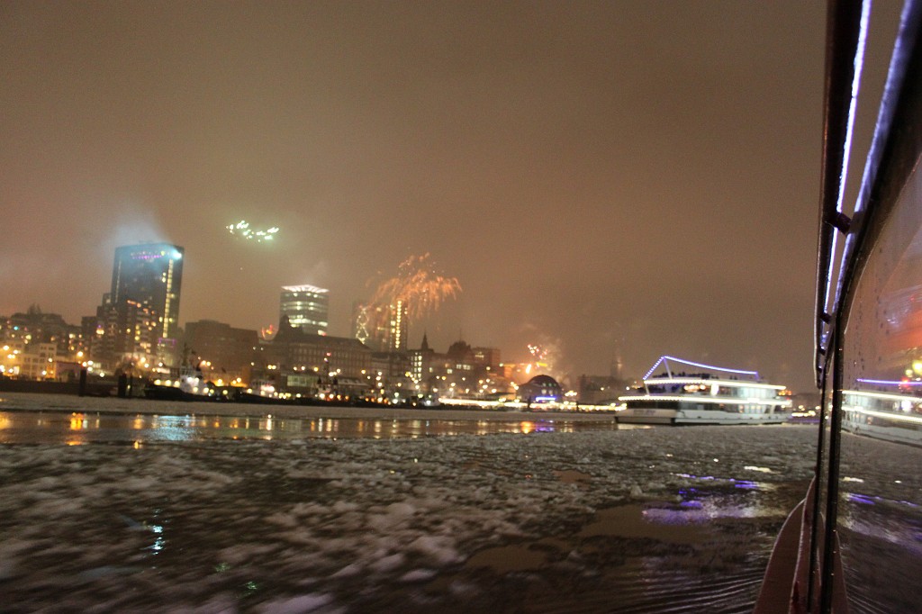 IMG_9192.JPG - New years firework starts at port of Hamburg  http://en.wikipedia.org/wiki/Port_of_Hamburg 