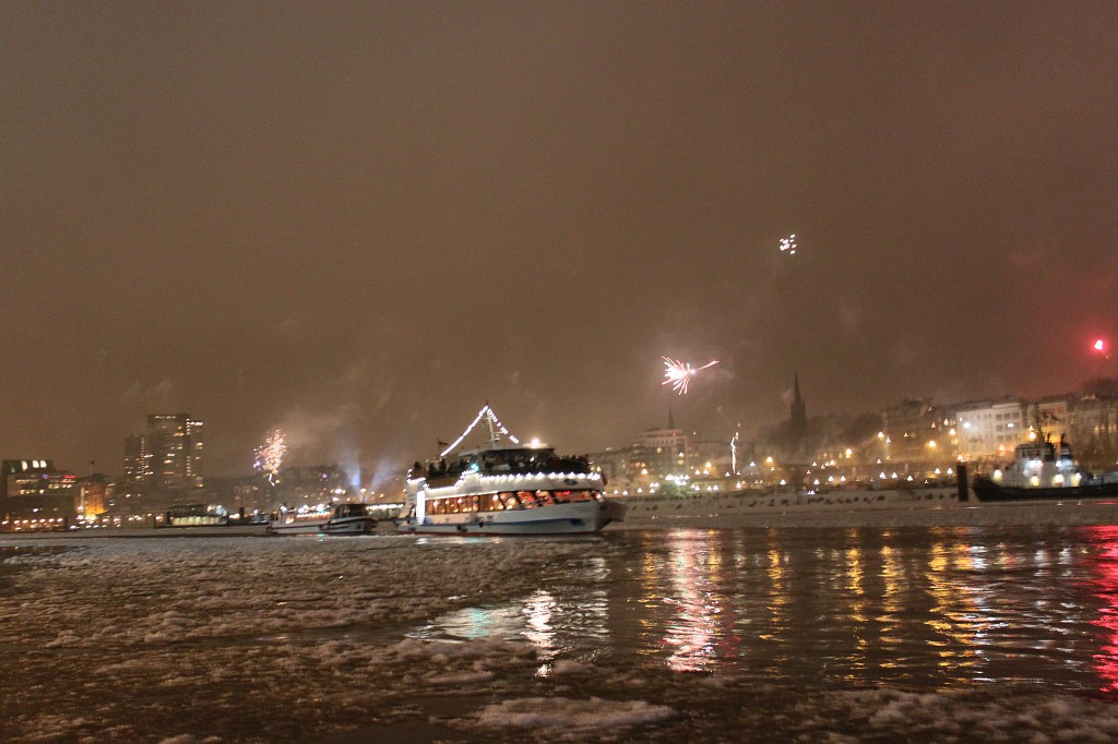 IMG_9204.JPG - New years firework starts at port of Hamburg  http://en.wikipedia.org/wiki/Port_of_Hamburg 