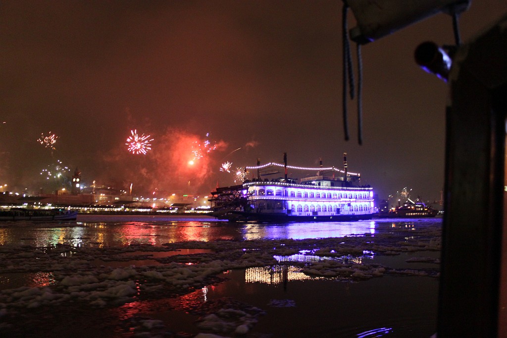 IMG_9238.JPG - New Years Fireworks over the Port of Hamburg  http://en.wikipedia.org/wiki/Port_of_Hamburg 
