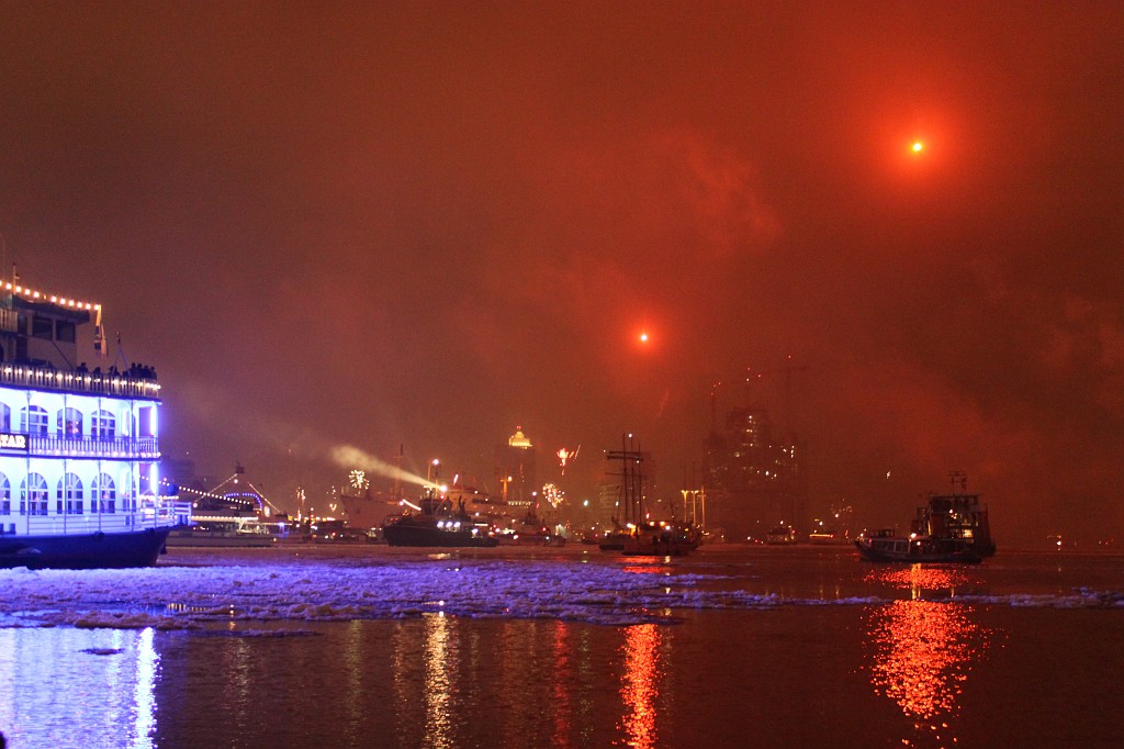 IMG_9298.JPG - New Years Fireworks over the Port of Hamburg  http://en.wikipedia.org/wiki/Port_of_Hamburg 
