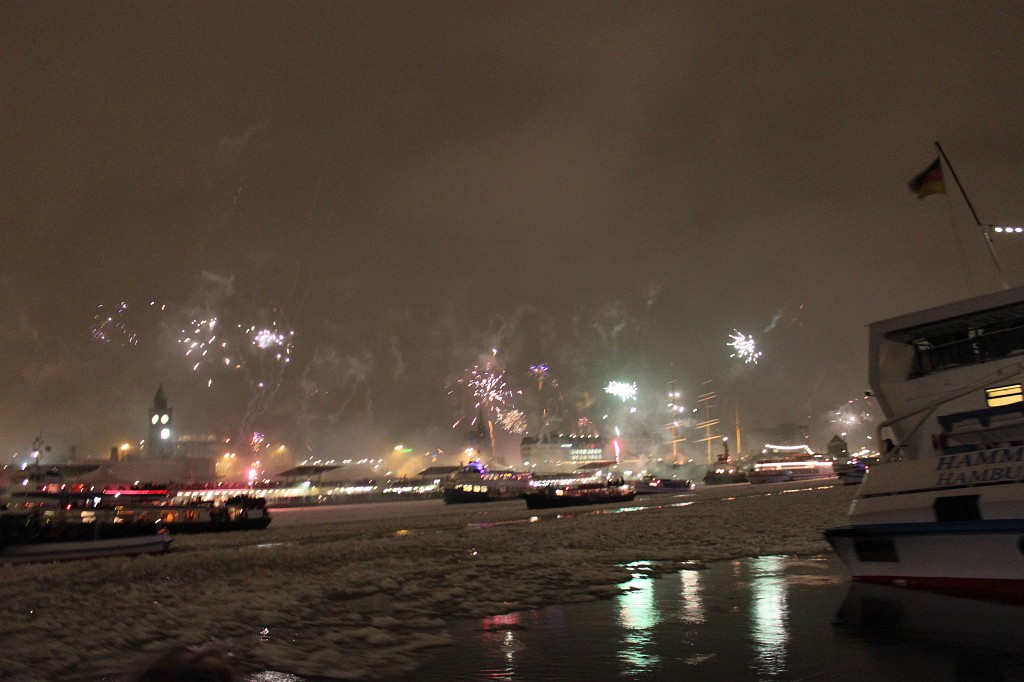 IMG_9346.JPG - New Years Fireworks over the Port of Hamburg  http://en.wikipedia.org/wiki/Port_of_Hamburg 