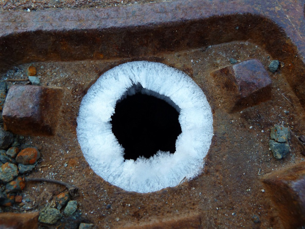 P1020587.JPG - Hoar frost in gully cover