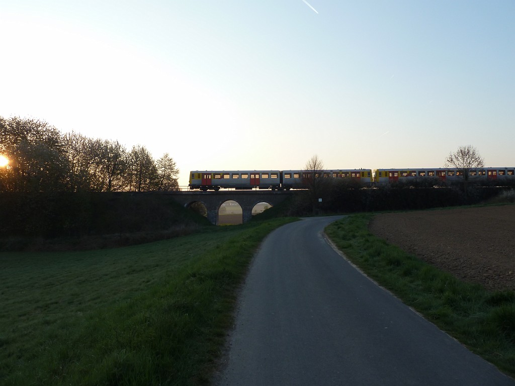 P1030027.JPG - Morning train of the Taunusbahnd  http://en.wikipedia.org/wiki/Taunusbahn_(Hochtaunus) 