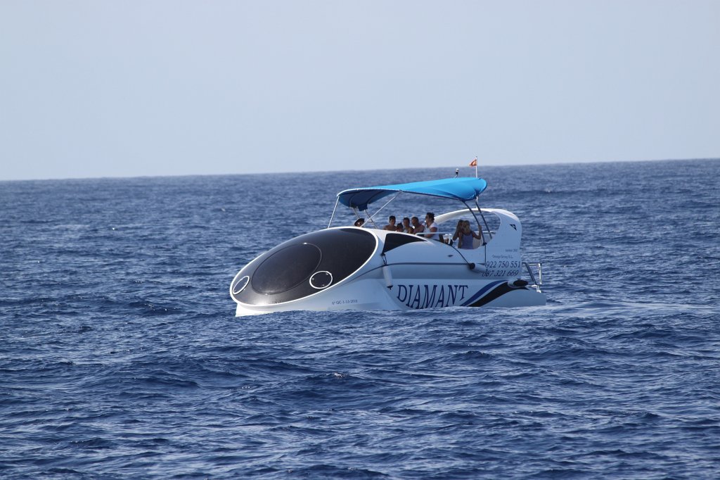 IMG_4172.JPG - Futuristic glass bottom boat