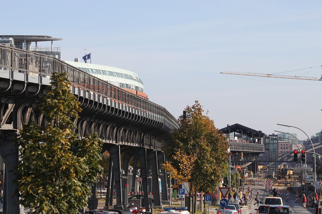 IMG_5571.JPG -  Hamburg underground railway running elevated  at the waterfront
