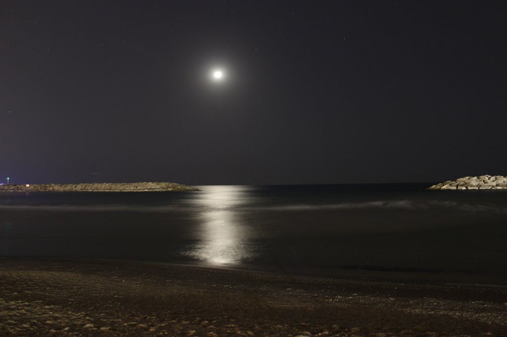 IMG_6112.JPG - Moon and the sea