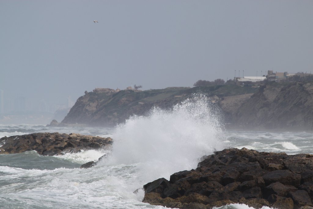 IMG_7014.JPG - Wave breakers overrun by some waves