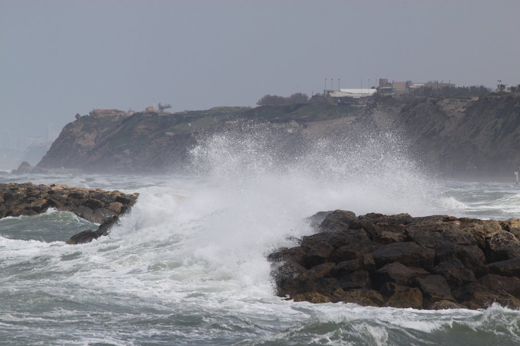 IMG_7015.JPG - Wave breakers overrun by some waves