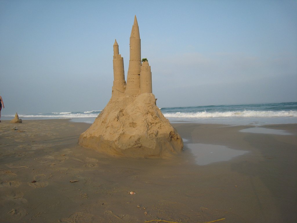 IMG_0028.JPG - Sand castle