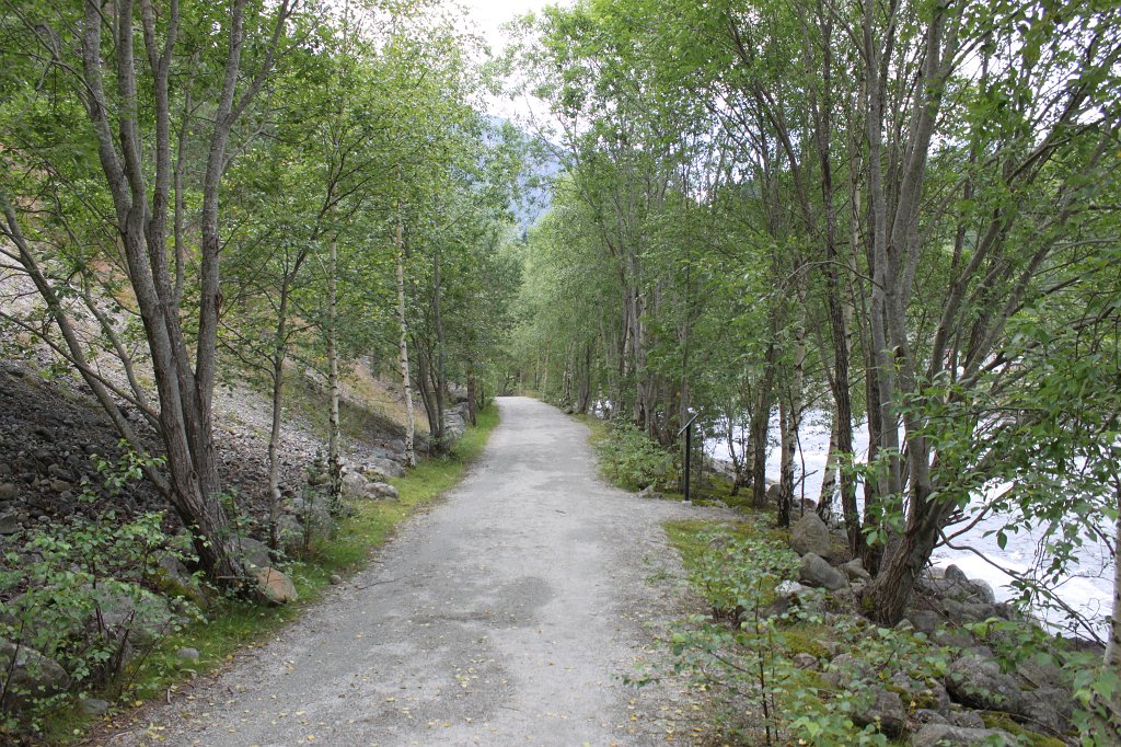 IMG_0532.JPG - Path from Eidfjord to Eidfjordvatnet  http://en.wikipedia.org/wiki/Eidfjordvatnet 
