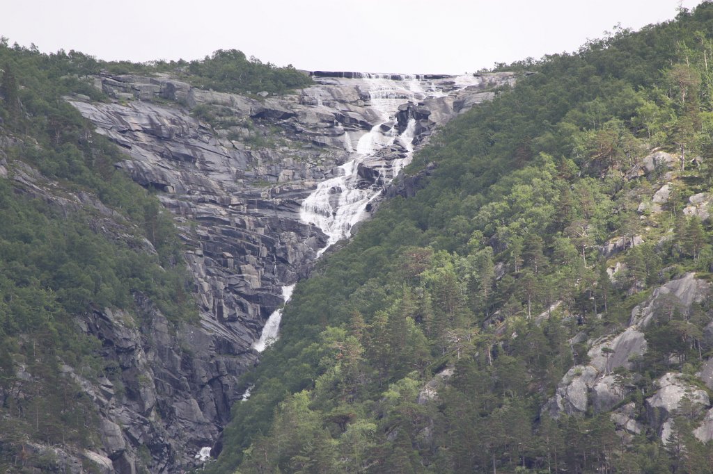IMG_0543.JPG - Waterfall above Eidfjordvatnet lake  http://en.wikipedia.org/wiki/Eidfjordvatnet 