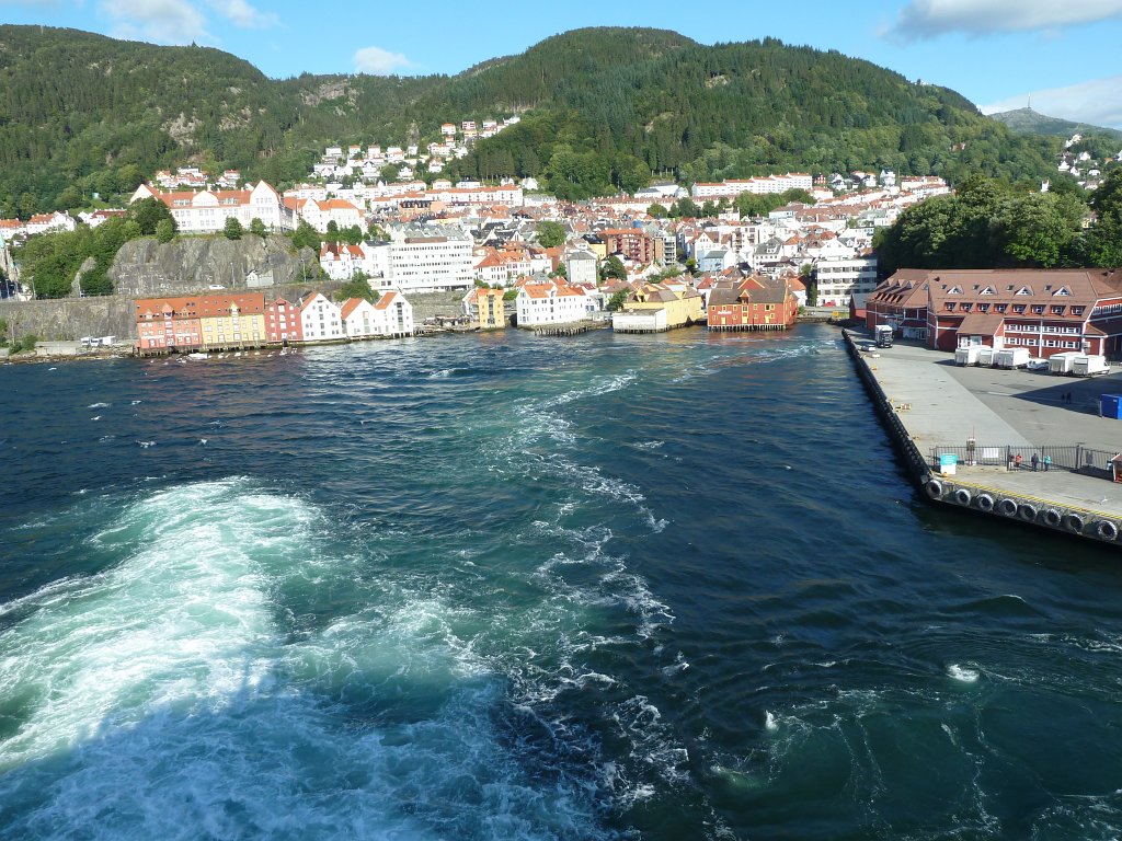 P1070876.JPG - Leaving Bergen  http://en.wikipedia.org/wiki/Bergen,_Norway 