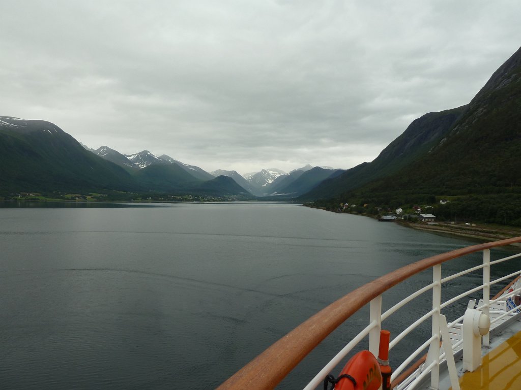 P1080087.JPG - Calm and green surrounded Isfjorden  http://en.wikipedia.org/wiki/Isfjorden_%28fjord_in_M%C3%B8re_og_Romsdal%29 
