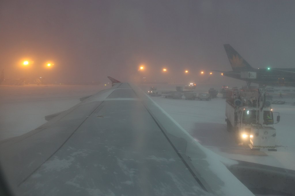 IMG_3154.JPG - Snowing before take-off