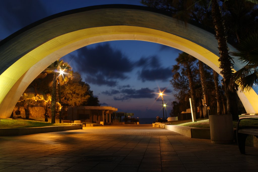 IMG_3577.JPG - Rainbow gate to  Herzliya  beach at dusk