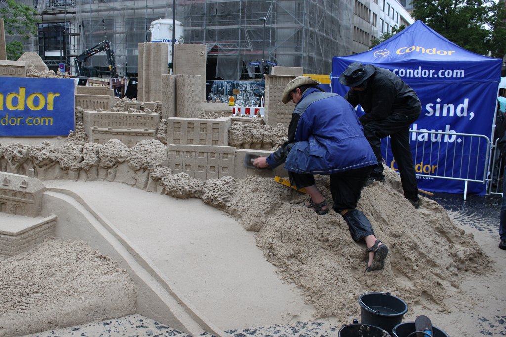IMG_4660.JPG - Building the  Frankfurt  Skyline out of sand at the  Wolkenkratzer Festival  2013