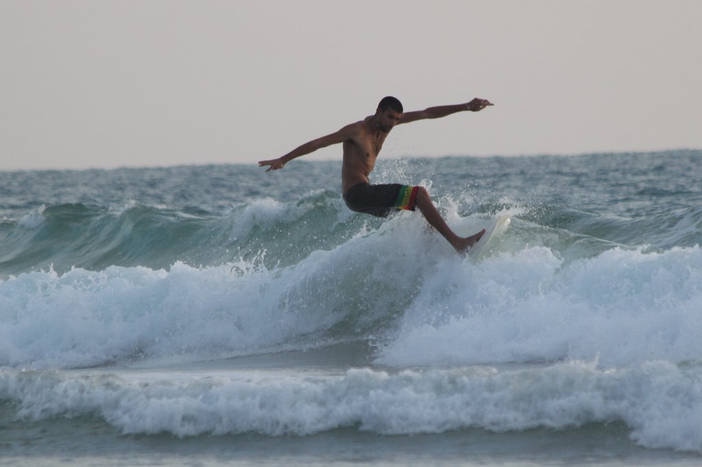 IMG_5176.JPG - Surfer having fun in the waves