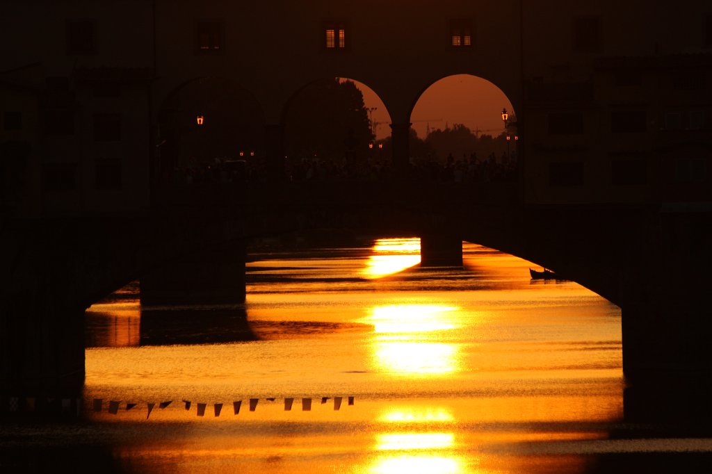 IMG_5494.JPG - Sun mirroring in  Arno river  below  Ponte Vecchio 
