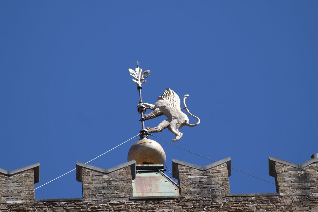 IMG_5924.JPG - Lion at top of  Palazzo Vecchio  tower