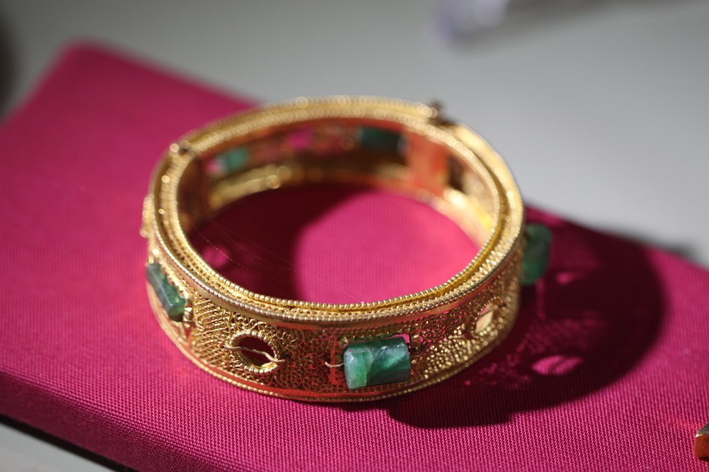 IMG_6587.JPG - Bracelet from Cologne, tomb in Severinstrasse, gold worked in interrasile, emeralds, 4th century AD, Köln, Römisch-Germanisches Museum