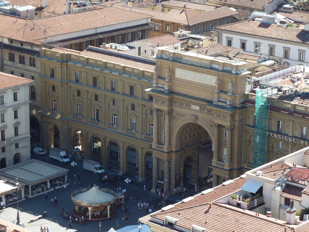 P1100259.JPG -  Piazza della Repubblica  in Florence