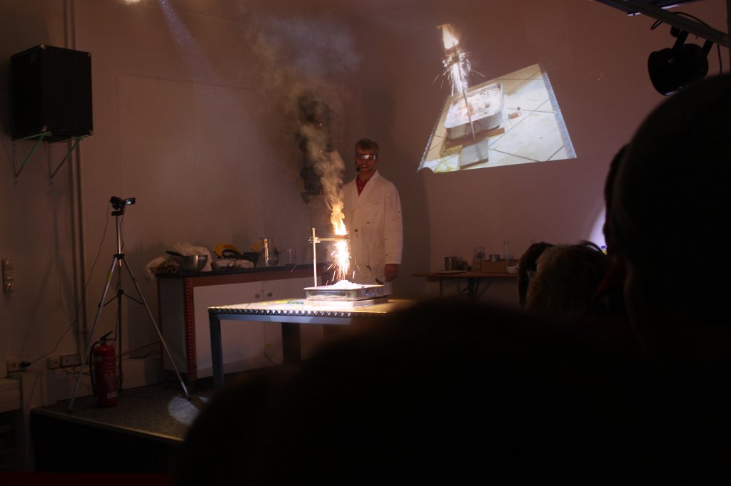 IMG_0180.JPG - Nacht der Museen 2014 - Experiminta Science Center - Feuer Show