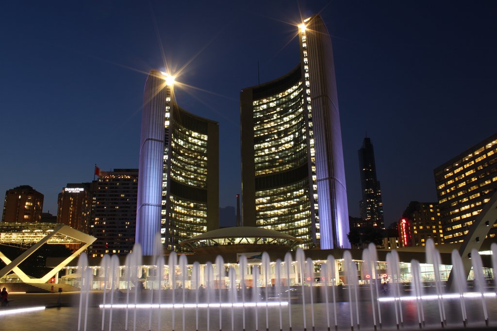 IMG_2415.JPG -  Nathan Phillips Square  with  city hall 