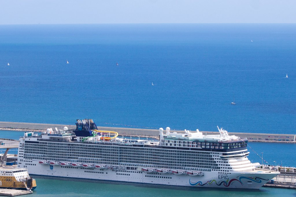 IMG_4444_c.jpg - Cruise ship  Norwegian Epic  in  Barcelona port 