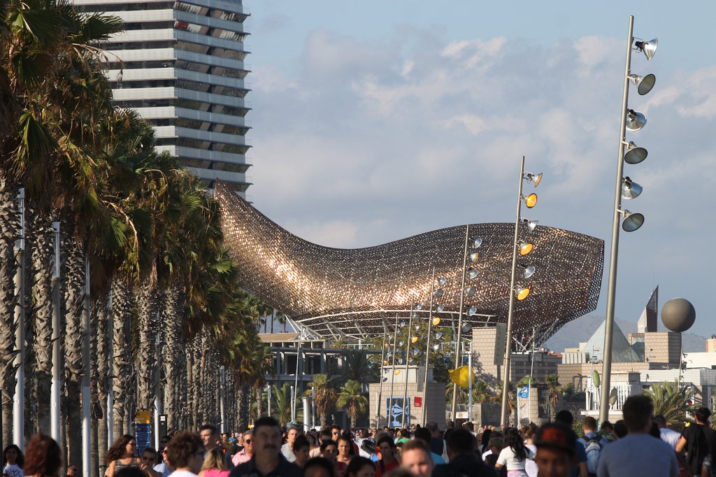 IMG_6351.JPG - Passeig Maritim Barceloneta &  Frank Gehry 's fish sculpture