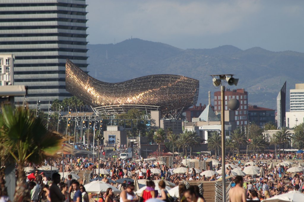 IMG_6359.JPG - The beach &  Frank Gehry 's fish sculpture