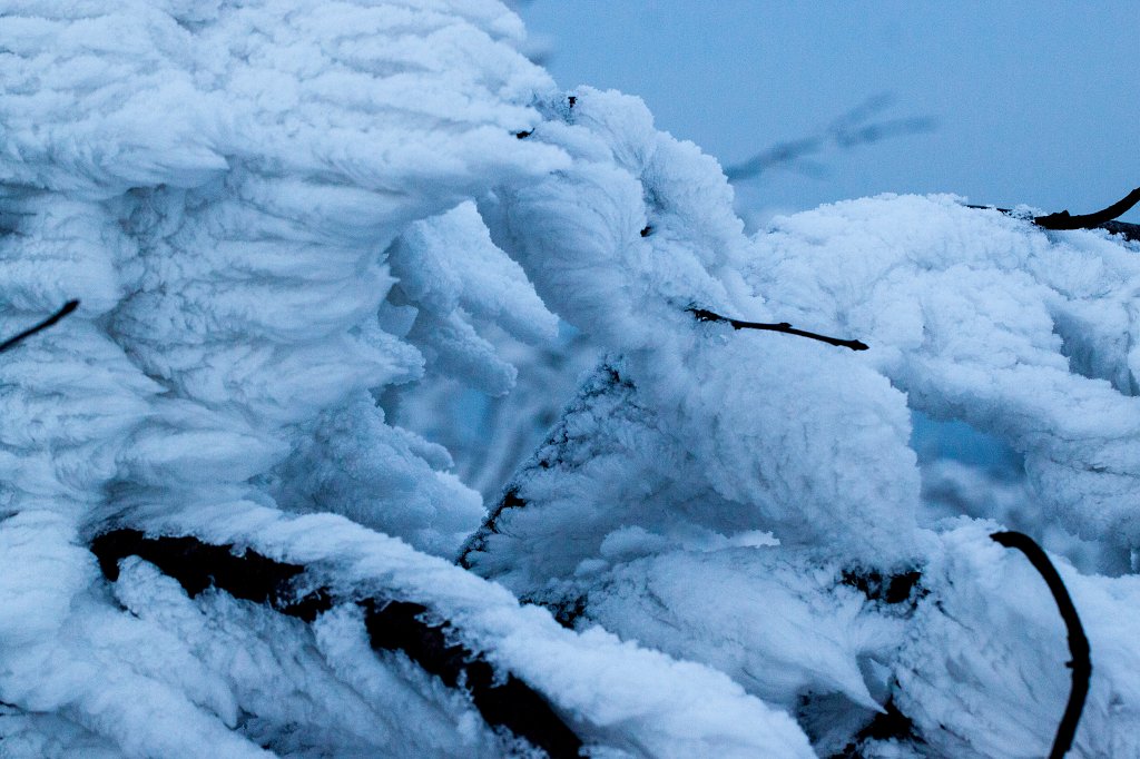 IMG_8077_c.jpg - Winter in the  Taunus  - wind created snow sculpture