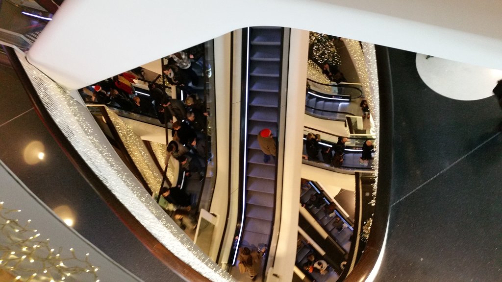 20141206_164833.jpg -  MyZeil  escalator labyrinth