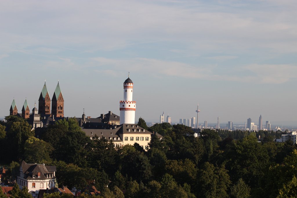 IMG_3866.JPG -  Bad Homburg  with the skyline of  Frankfurt  in the background