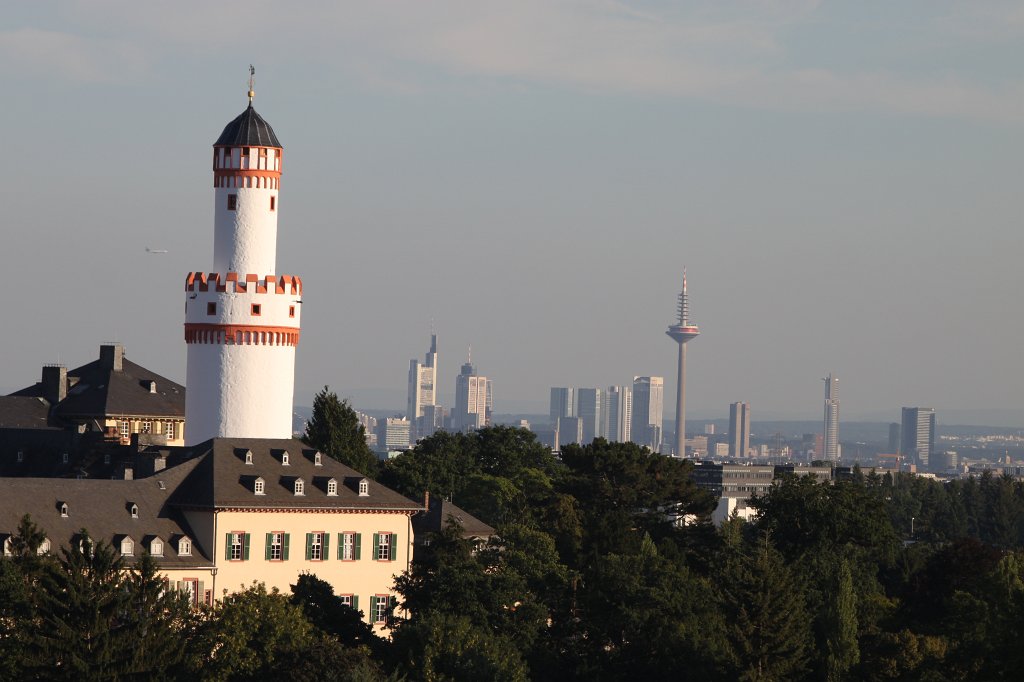 IMG_3867.JPG -  Bad Homburg  with the skyline of  Frankfurt  in the background