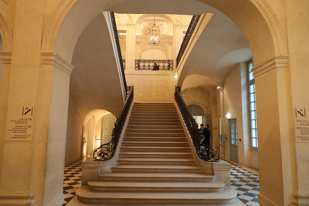 574B1047.JPG -  Musée National Picasso Paris  stairs