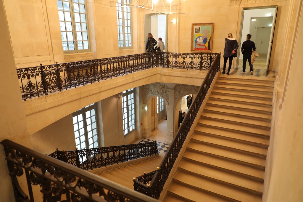 574B1055.JPG -  Musée National Picasso Paris  stairs