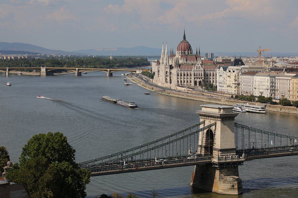 574B6820.JPG -  Széchenyi Chain Bridge  spanning the  Danube river   connecting  Buda and Pest  and the  Hungarian Parliament Building  ( Budapest   mit der  Kettenbrücke  über die   Donau  und das   ungarische Parlamentsgebäude )