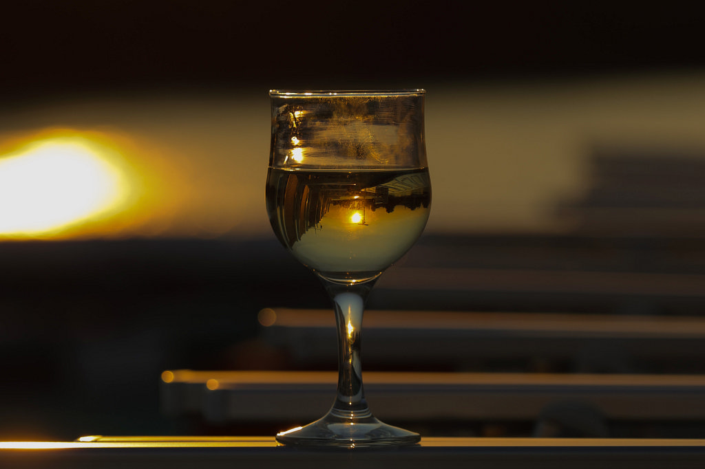 574B7185_c2.jpg - Sunset in a glass of wine