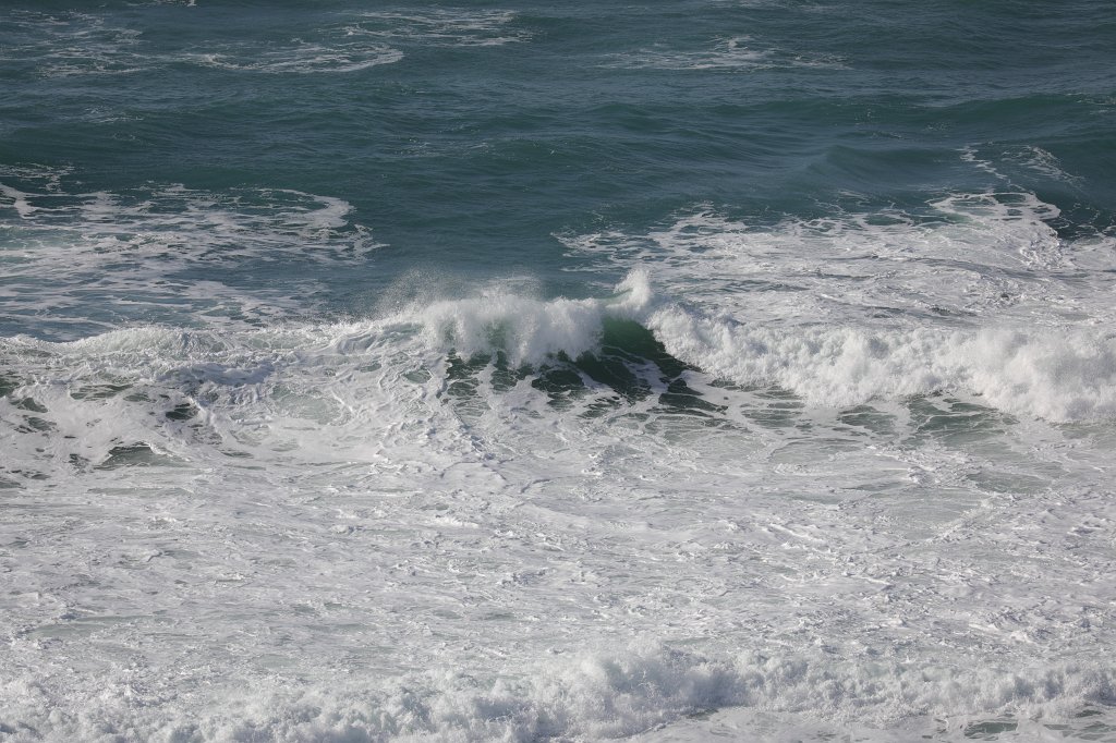 574B8338.JPG - Waves at  Herzliya  beach