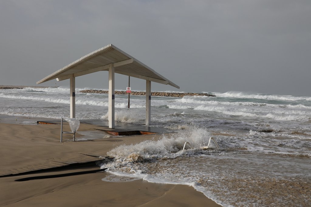 574B8357.JPG - Waves at  Herzliya  beach