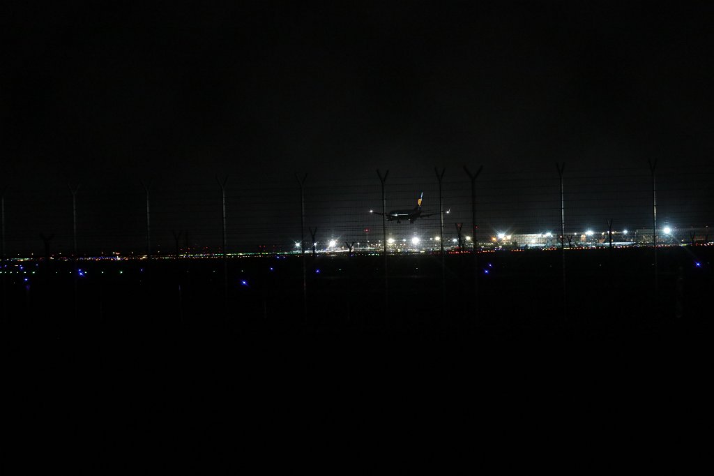 574B8528.JPG - Nightly landing at  Frankfurt Airport  lights