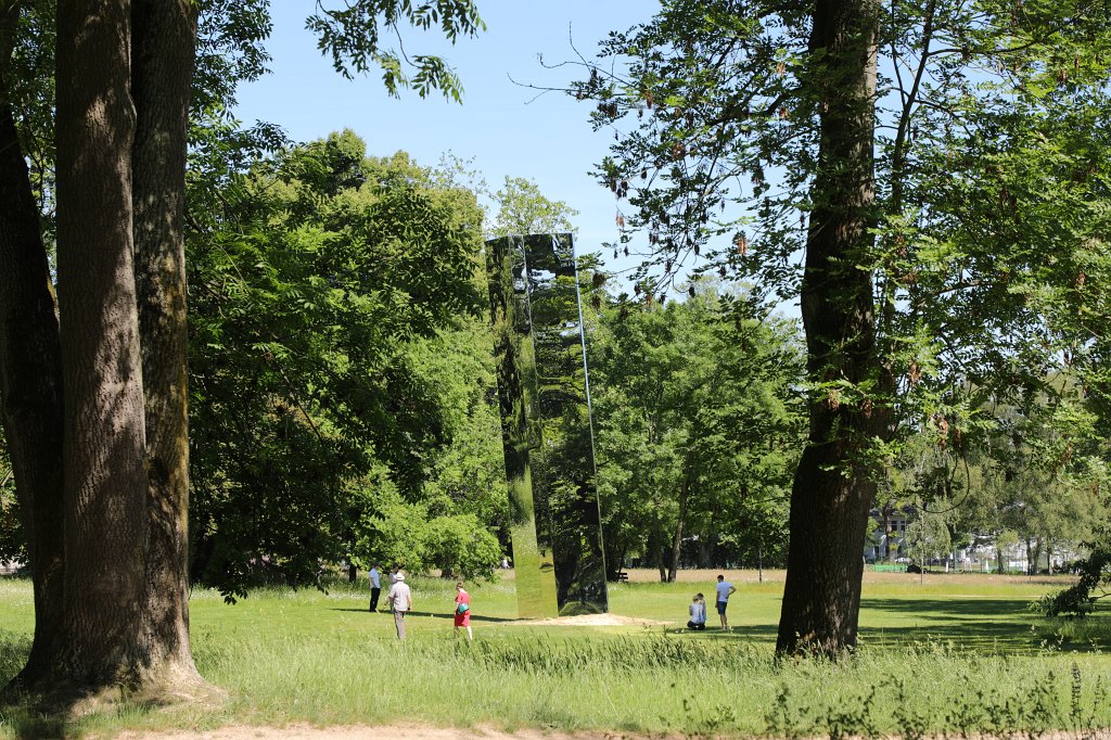 574B9912.JPG - Giant Log - Arik Levy - Blickachsen 12 - Bad Homburg 2019.This piece of art is a 13m tall reflecting monolith. It is made out of special high-grade and mirror-polished stainless steel. It is placed within the Kurpark Bad-Homburg.
