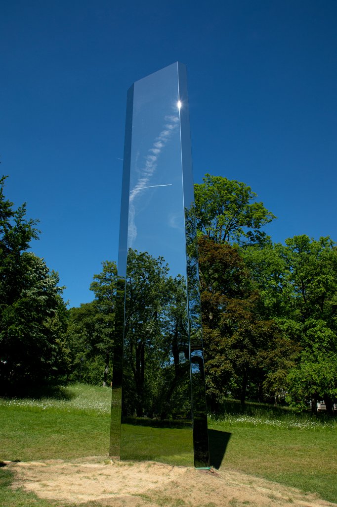 574B9918_c.jpg - Giant Log - Arik Levy - Blickachsen 12 - Bad Homburg 2019.This piece of art is a 13m tall reflecting monolith. It is made out of special high-grade and mirror-polished stainless steel. It is placed within the Kurpark Bad-Homburg.