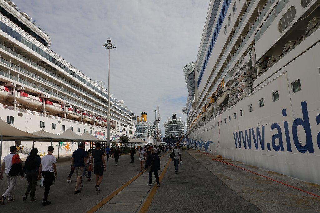 574B3785.JPG - Corfu cruise ship port